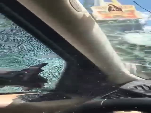 Неадекватная доминиканская женщина разбивает стекла в автомобиле своего мужа