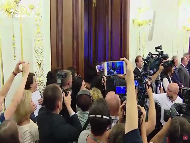 Активистка Femen показала грудь Президентам Белоруссии и Украины