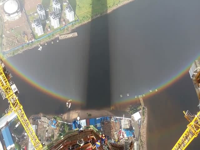 Круглая радуга в Санкт-Петербурге, снятая из кабины башенного крана