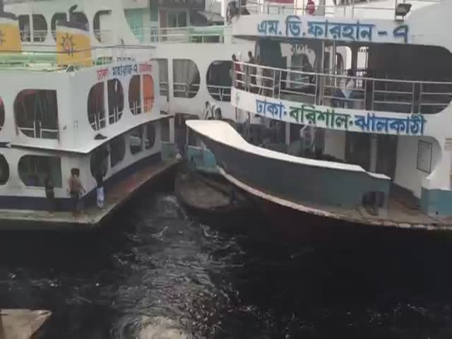 Маневры на маленьких лодках в пору Бангладеша