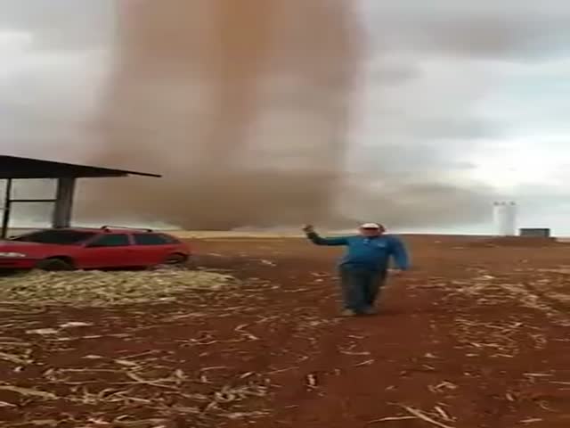 Огромный торнадо на поле в Бразилии