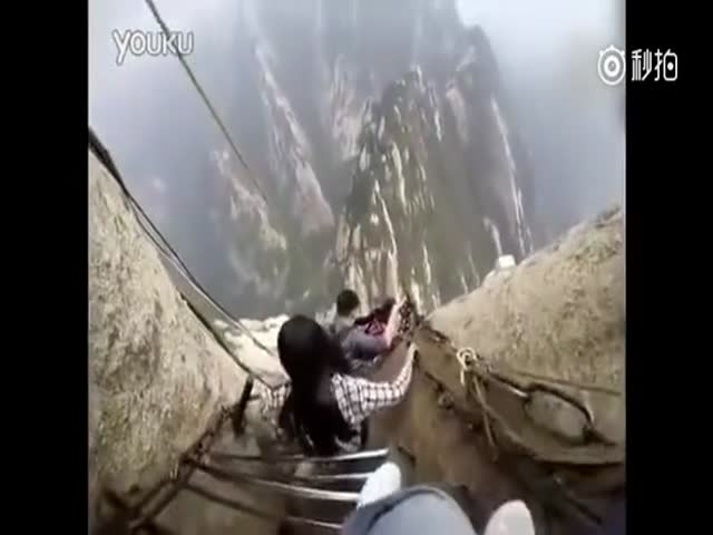 Опасный спуск по лестнице на горе Хуашань в Китае