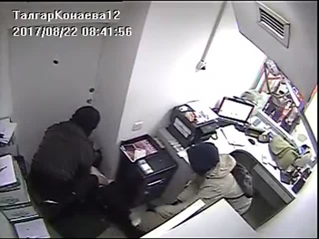 Грабители ворвались в банк через крышу в пригороде Алматы