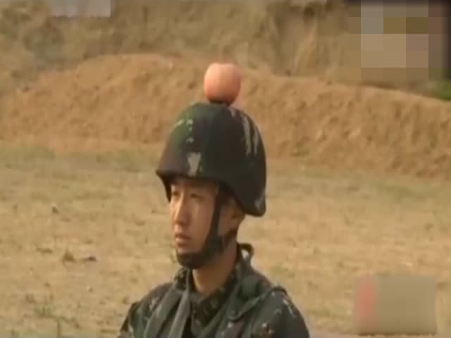 Китайские солдаты используют для поставки под мишень головы товарищей