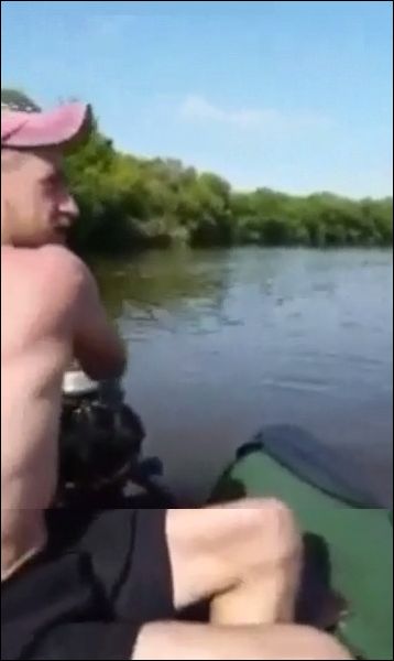 Не самый удачный прыжок с лодки
