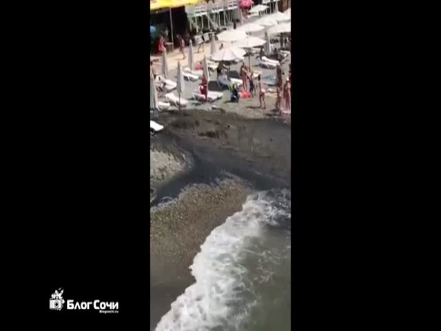 Гейзер на пляже в Сочи из-за прорыва магистрального водопровода