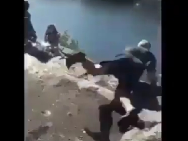 Мужчина поскользнулся во время прыжка в воду с разбега