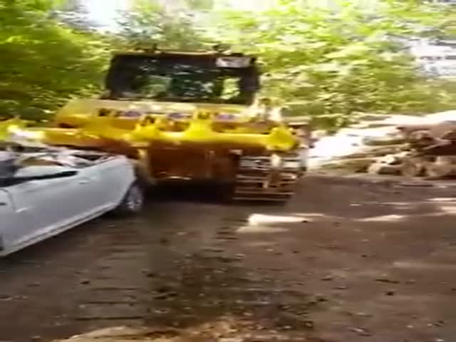 Пьяный тракторист переехал машину