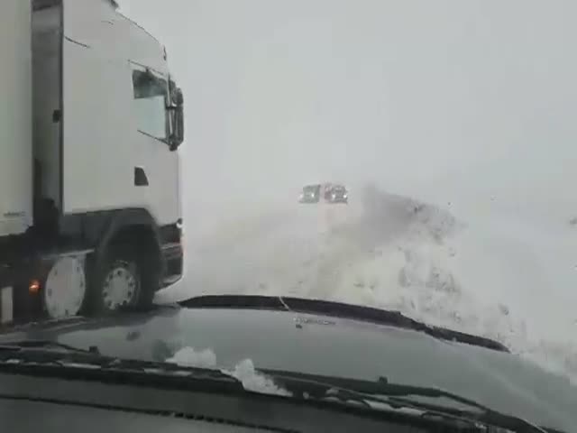 Неожиданный сильный снегопад на трассе Красноярск-Абакан