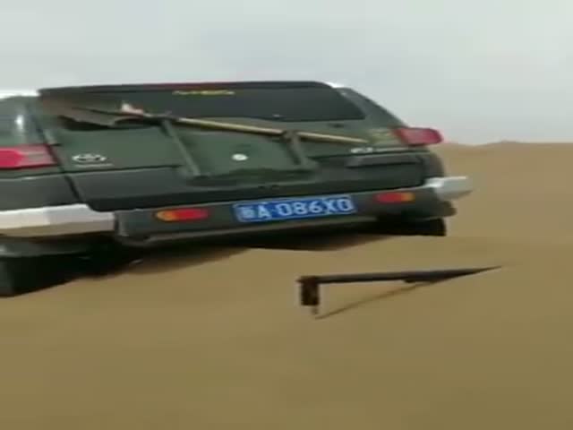 Необычный способ выбраться, если застрял на машине в пустыне