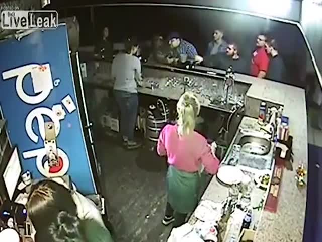 Пьяная драка между двумя компаниями в украинском баре
