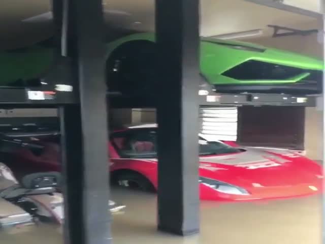 Затопленный гараж дорогих автомобилей в Хьюстоне