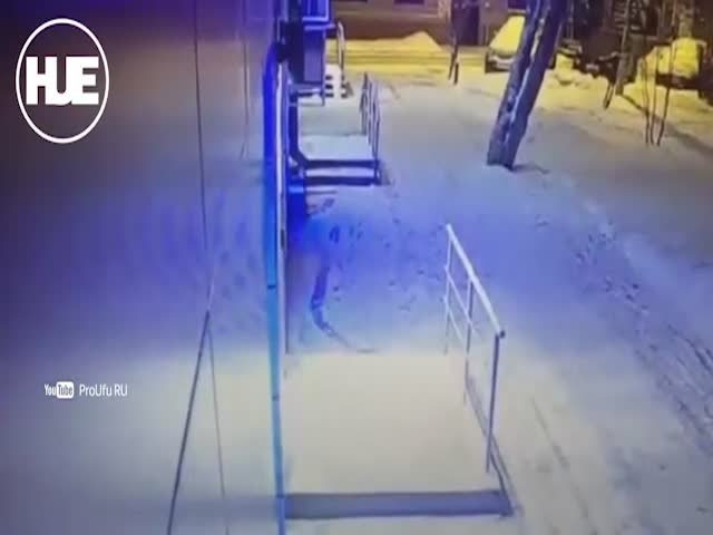 В Уфе неизвестные попытались подорвать банкомат с помощь шара с газом
