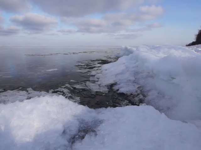 Эффектное замерзание озера Байкал