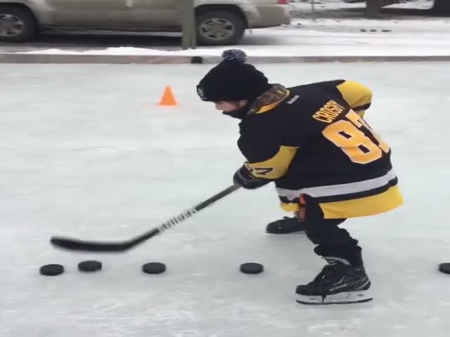 Тренировка талантливого юного хоккеиста
