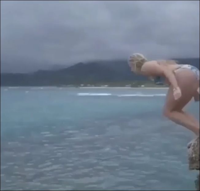 Девушка не слишком удачно прыгнула в море