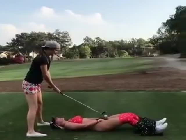 Необычная игра в гольф двух девушек