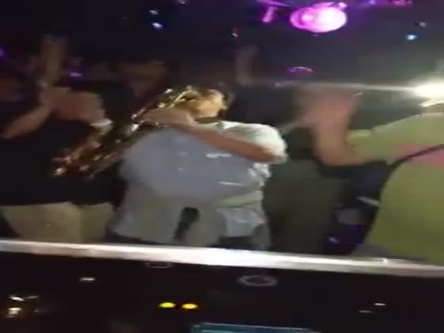 Мужчина с саксофоном зажигает на вечеринке
