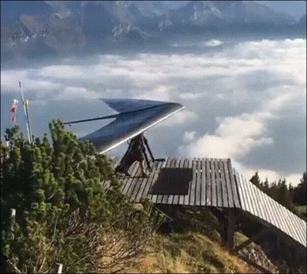 Красивый полет высоко в горах над облаками