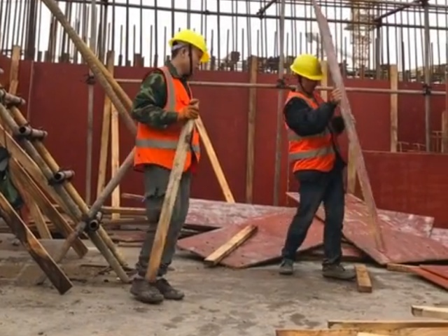 Китайские строители развлекаются во время работы