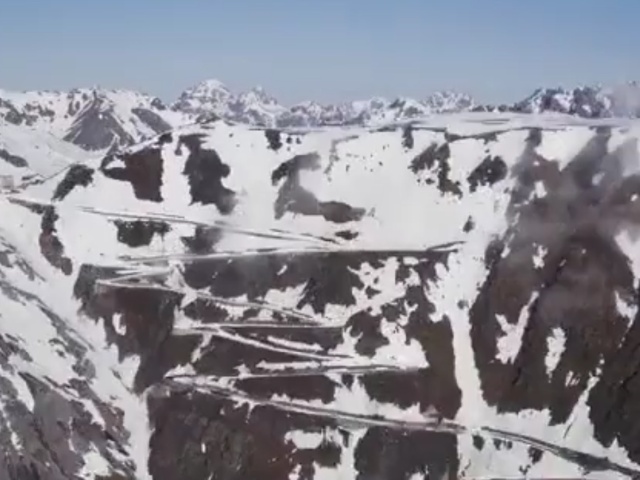 Захватывающий спуск на горных лыжах