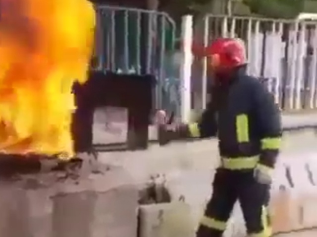 Тушение огня с помощью бутылочки колы