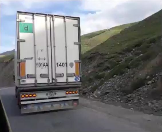 Ремонт грузовика прямо во время движения