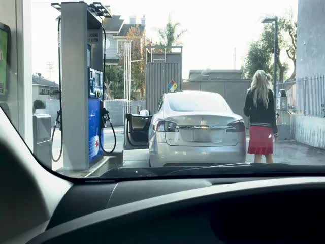 Девушка на на электромобиле Tesla приехала на заправку