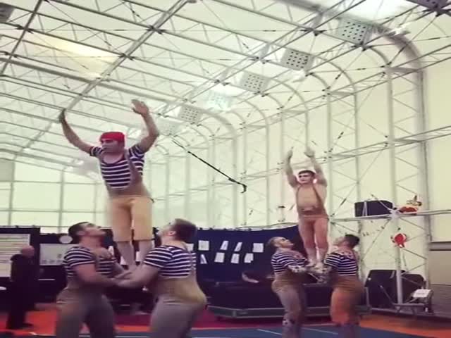 Впечатляющая тренировка цирковых акробатов