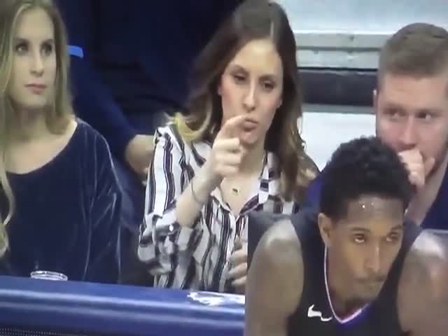Девушка не заметила, что попала в кадр на баскетбольном матче