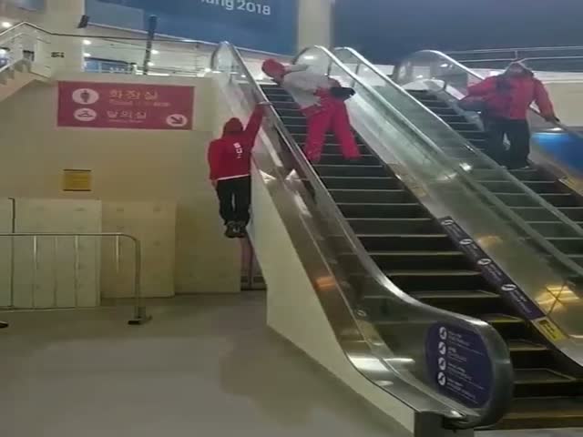 Швейцарский участник Олимпиады оригинально поднялся на эскалаторе