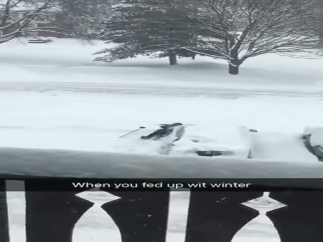 Психанул пытаясь расчистить машину от снега