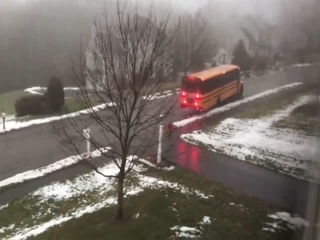 Школьный автобус покатился по замерзшей дороге