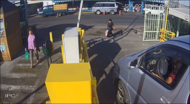 Девушка за рулем перепутала тормоз с газом