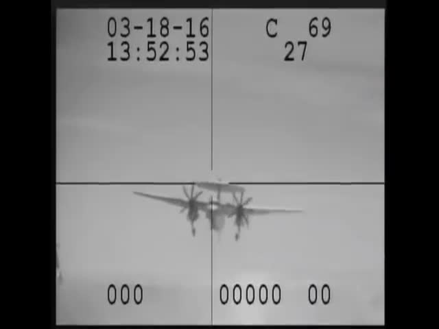 Обрыв тормозящего самолеты троса на авианосце