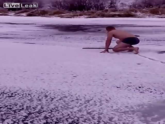 Мужчина спас собаку, которая провалилась под лед