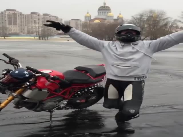 Парни решили покататься по льду на мотоциклах, но что-то пошло не так