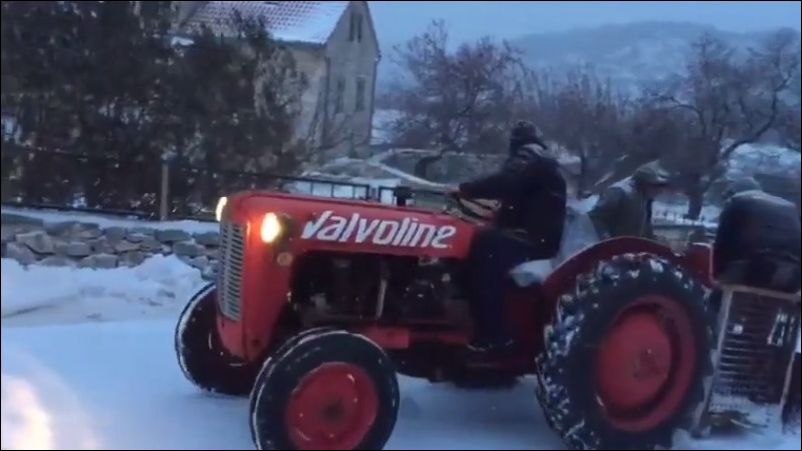 Необычный подход к уборке снега в Хорватии