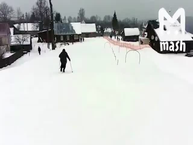 79-летняя бабушка спускается на лыжах
