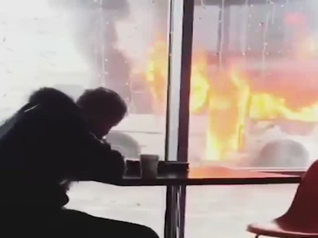 В Красноярске посетители кафе не обращают внимания на горящий автобус