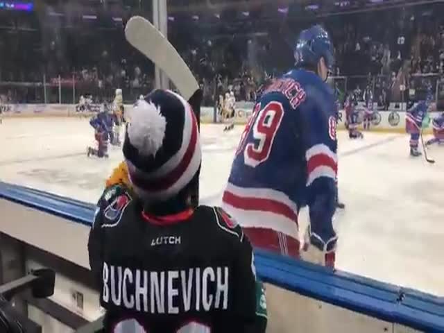 Хоккеист Павел Бучневич подарил свою клюшку юному фанату