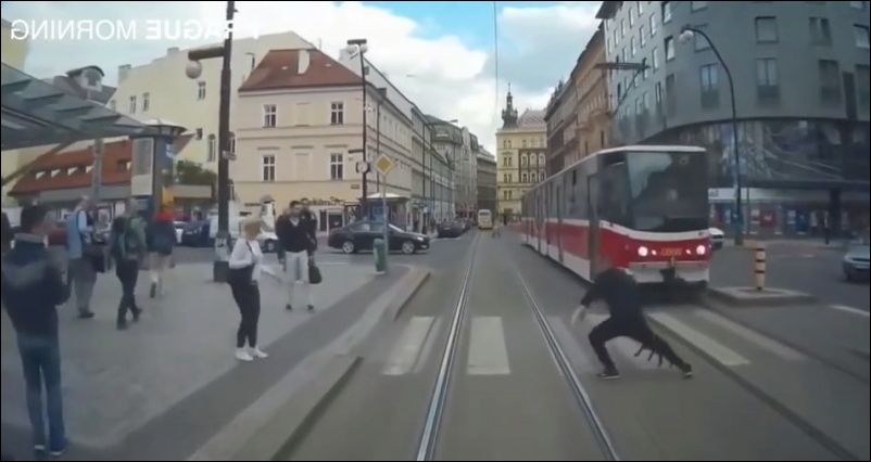 Подборка опасных моментов от водителя трамвая в Праге