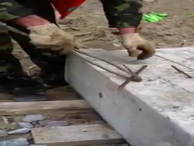 Начинающий строитель никак не может зацепить бетонный блок