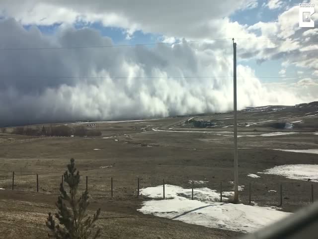 Огромное облако необычной формы в Канаде