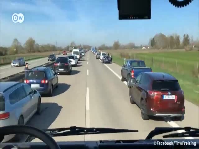 Как освобождают дорогу спецтранспорту к месту аварии в Германии