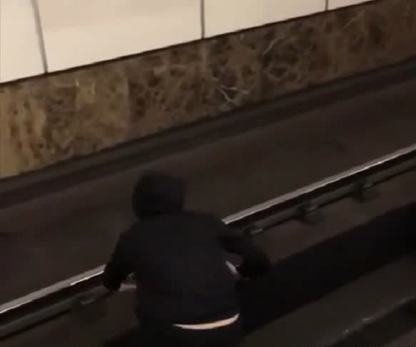 Паренек полежал под идущим поездом метро ради славы 