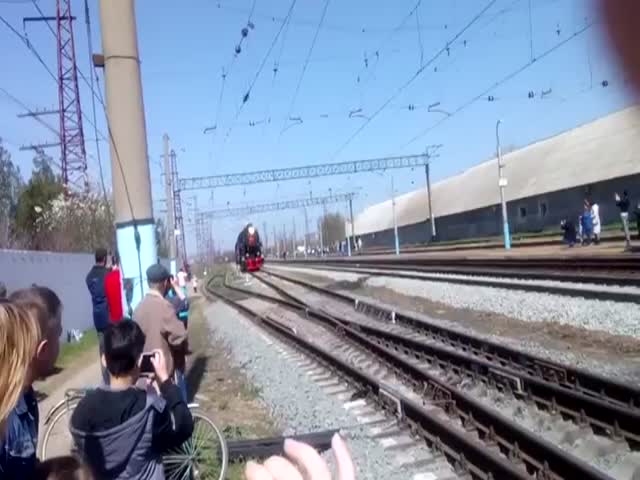 Необычный поезд в казахстанском Усть-Каменогорске на 9 мая