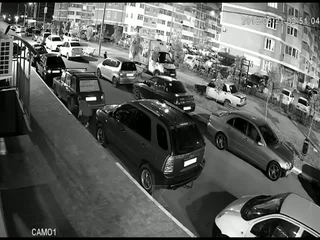 В Краснодаре парень ночью слил топливо и украл аккумулятор из автомобиля