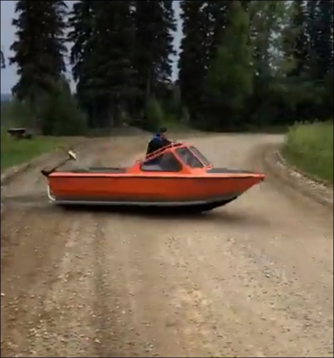 Мужчина переехал дорогу на катере, чтобы перебраться в другой водоем