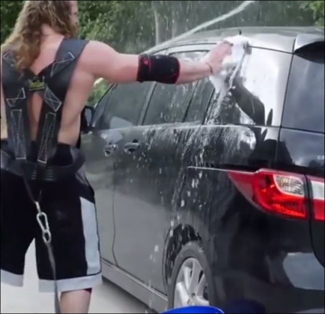 Необычный способ помыть машину и потренироваться